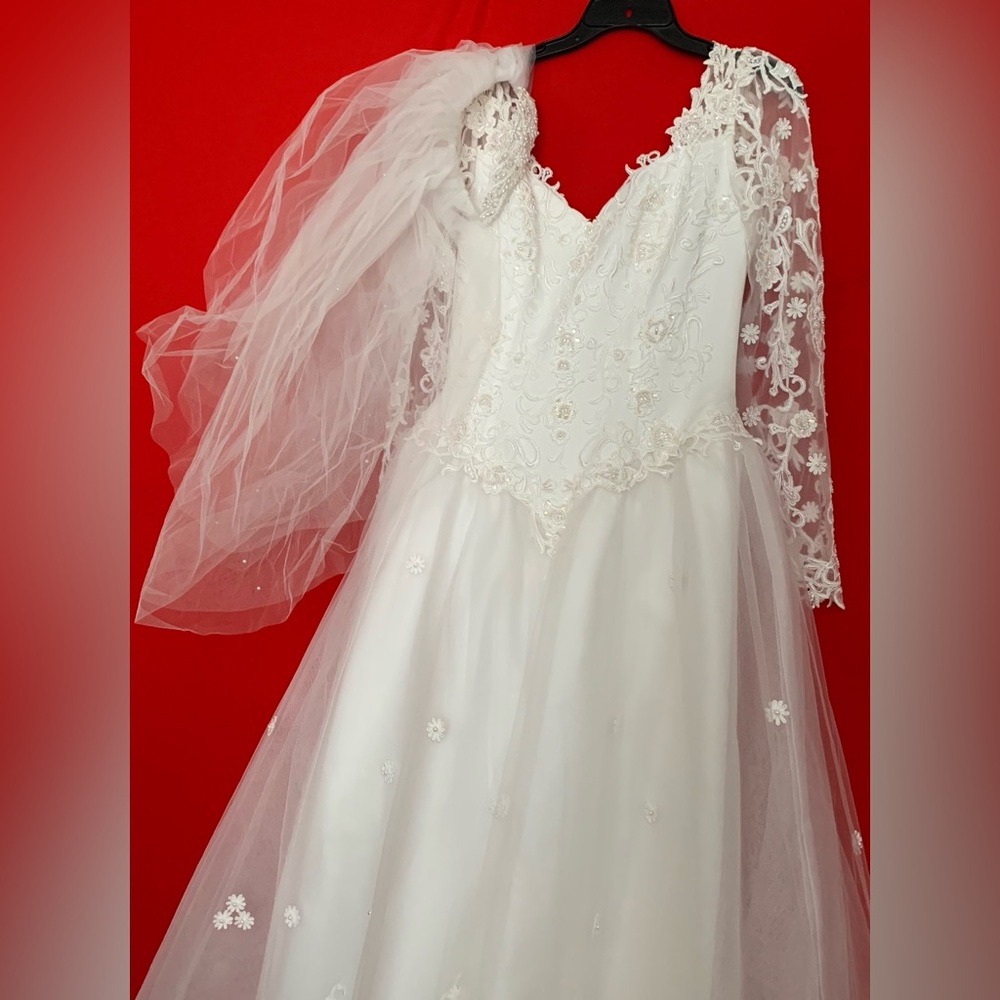 Oleg Cassini Wedding Dress, Classic Design, Long Train, Veil, Carry Bag, Size 14